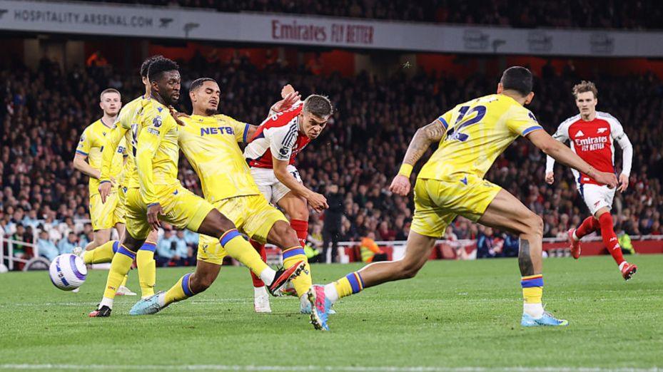 Leandro Trossard scores