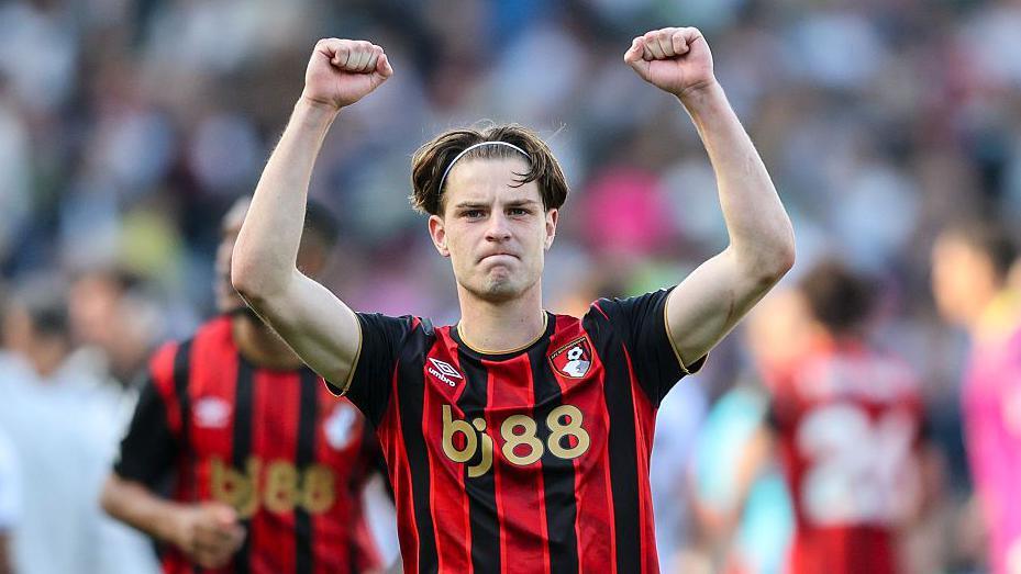 Alex Scott celebrando por el Bournemouth.