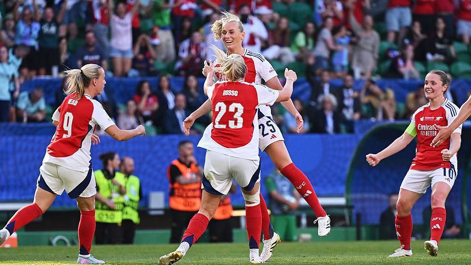 Stina Blackstenius celebrates