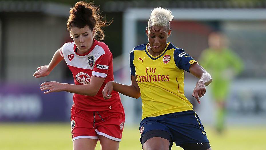 Angharad James yn chwarae i glwb Bristol Academy yn erbyn Arsenal