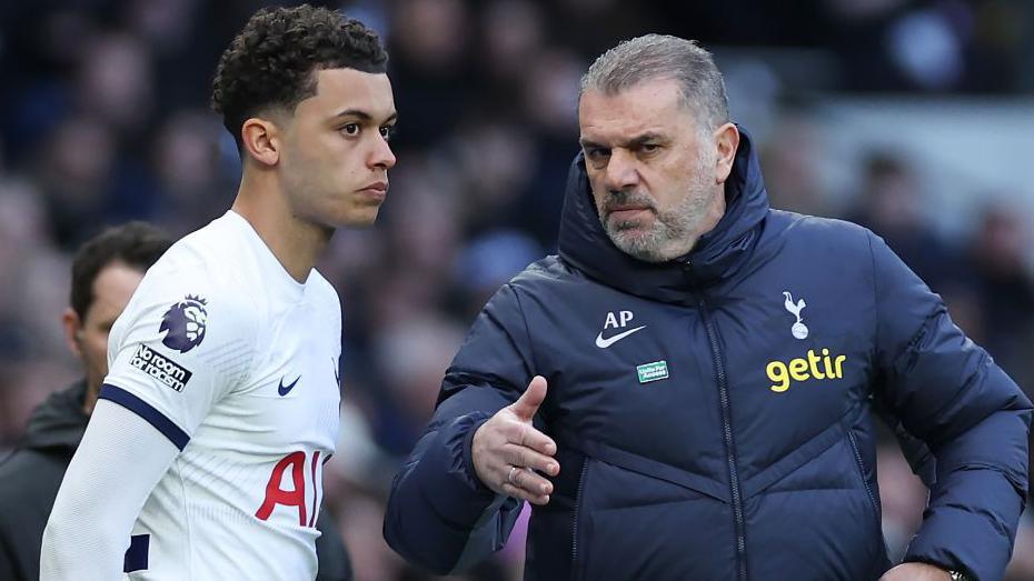 Ange Postecoglou talks to Brennan Johnson during a game last season 