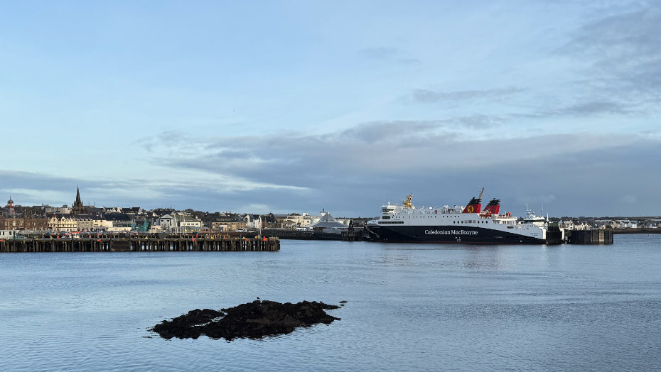 An MV Loch Seaforth ceangailte ris a' chidhe ann an Steòrnabhagh