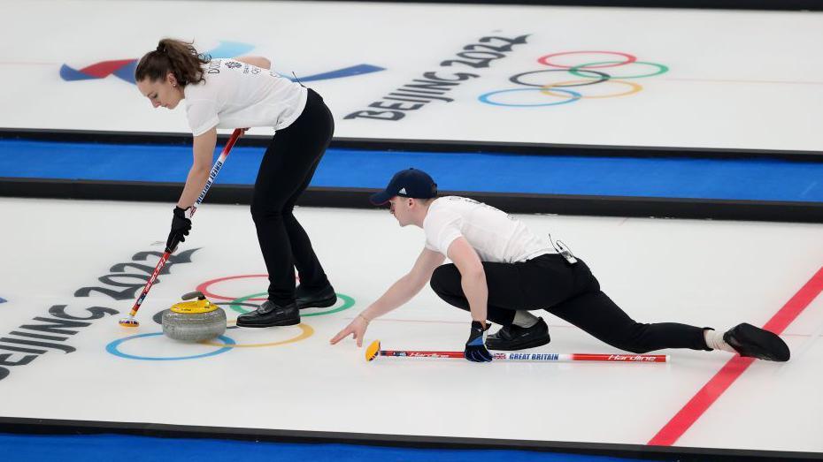 Los británicos Jen Dodds y Bruce Mouat en acción en el curling en silla de ruedas de dobles mixtos en los Juegos Olímpicos de Invierno de Pekín.