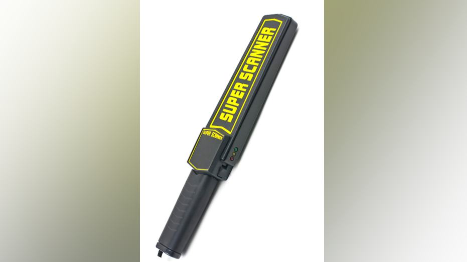 Sganiwr metel gyda'r geiriau Super Scanner arno mewn llythrennau melyn