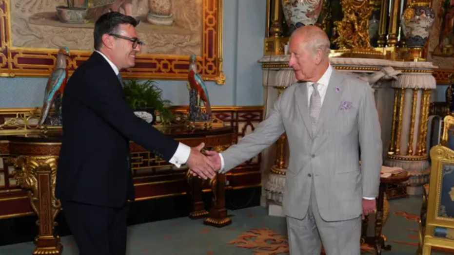 Andy Burnham yn ysgwyd llaw â'r Brenin Charles ym Mhalas Buckingham