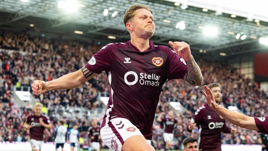It was advantage Hearts in the title race when Frankie Kent made it 1-0