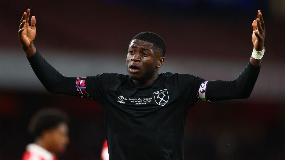 Gideon Kodua playing for West Ham in the FA Youth Cup final