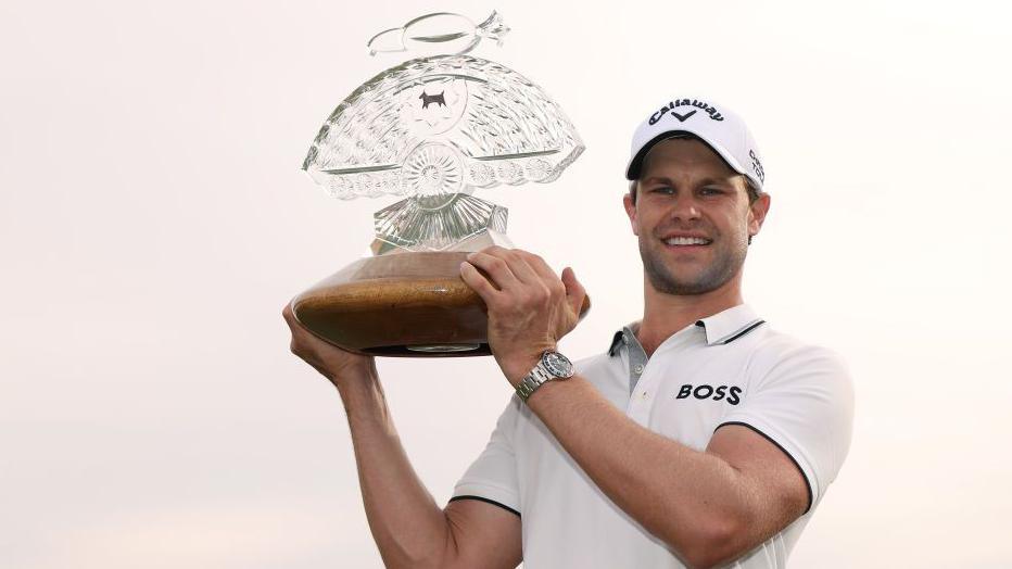 Thomas Detry lifts the Phoenix Open trophy 