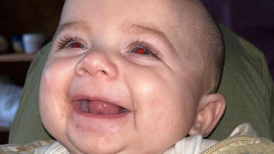 Llun o Jensen-Lee yn gwenu ychydig wythnosau yn unig cyn iddo gael ei lofruddio gan gariad ei fam.