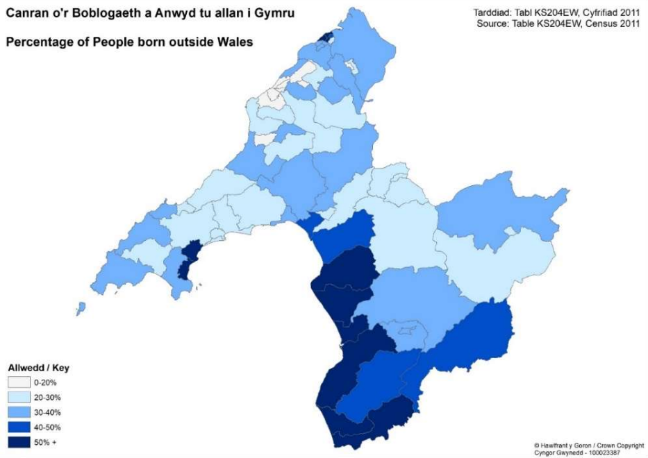 Map yn dangos wardiau Gwynedd a faint cafodd eu geni tu allan i Gymru