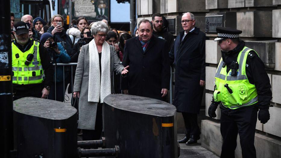 Former Scottish National Party leader Alex Salmond (C) leaves after a preliminary hearing over allegations of sexual harassment, at the High Court in Edinburgh on January 22, 2020. - Scotland's former first minister Alex Salmond appeared in court on Thursday to face a string of sexual assault allegations, including an attempted rape at his official residence in 2014. A total of 10 women have made complaints against the 64-year-old, who led the Scottish National Party for more than 20 years.