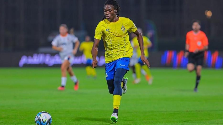 Clara Luvanga playing for her Saudi Women's Premier League club, Al-Nassr, running with the ball