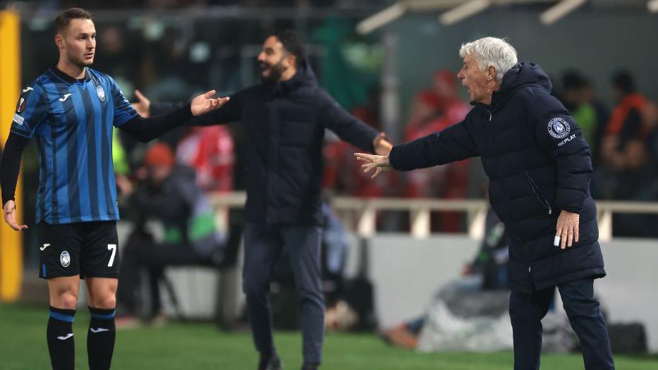 Gasperini gives instructions to Teun Koopmeiners on the sideline