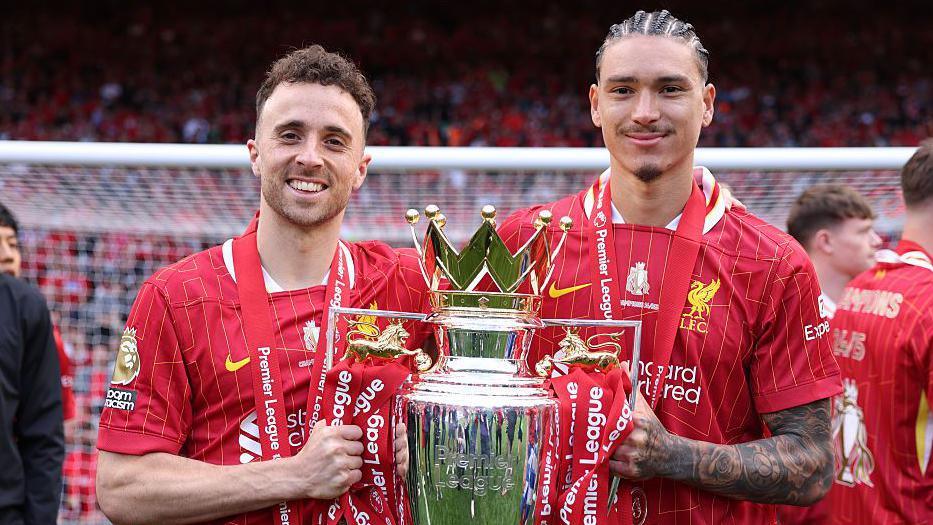 Diogo Jota and Darwin Nunez of Liverpool pose for a photograph with the Premier League trophy