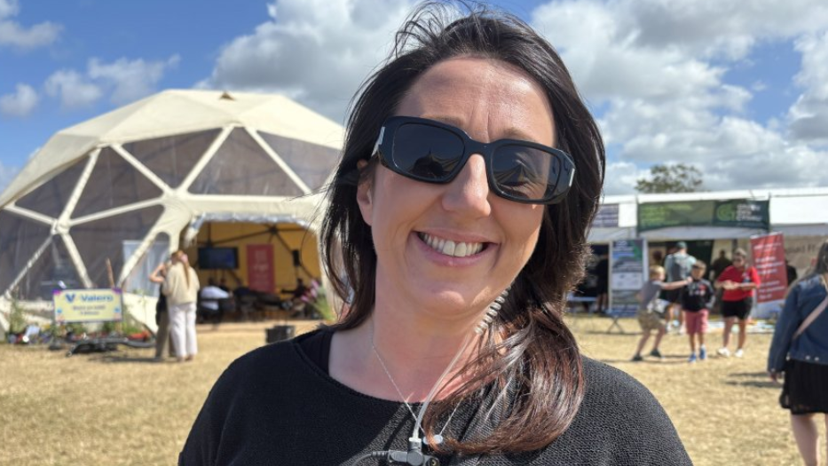 Angharad Davies ar Faes yr Eisteddfod