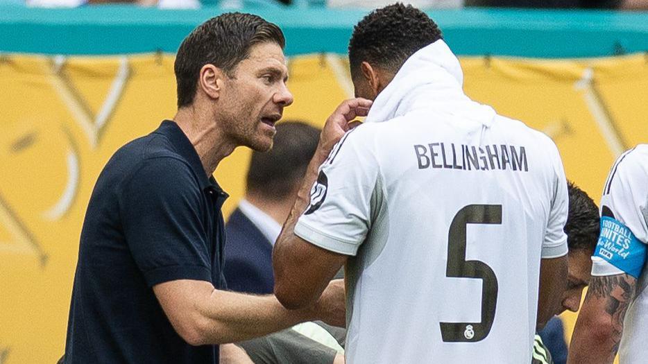 Jude Bellingham talks with Xabi Alonso