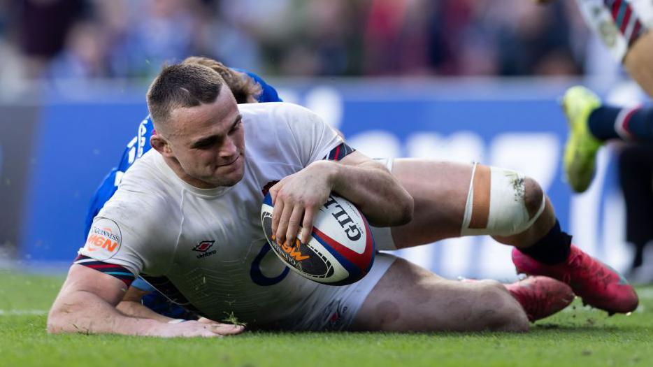 Ben Earl scoring a try against Italy