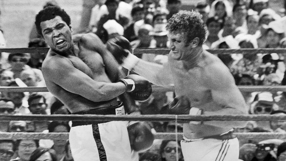 Joe Bugner throws a right hook at Muhammad Ali