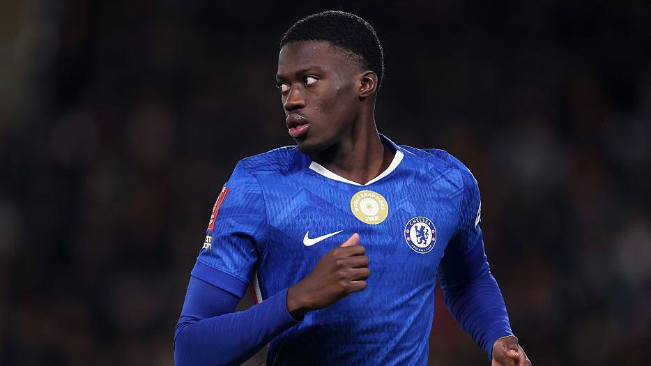 Mamadou Sarr looking to his right while playing for Chelsea