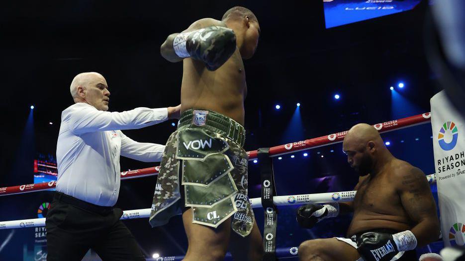 Fabio Wardley floors Frazer Clarke in Riyadh