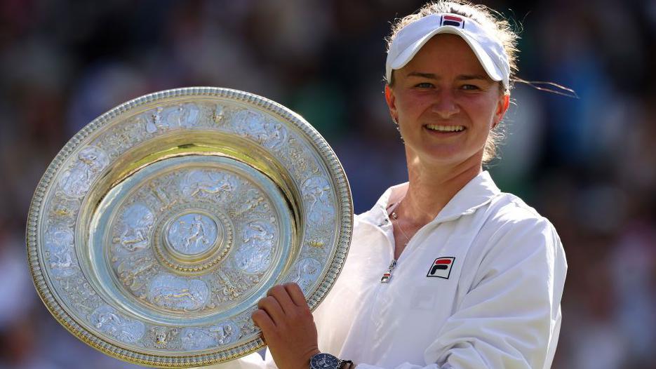 Barbora Krejcikova with the Wimbledon trophy