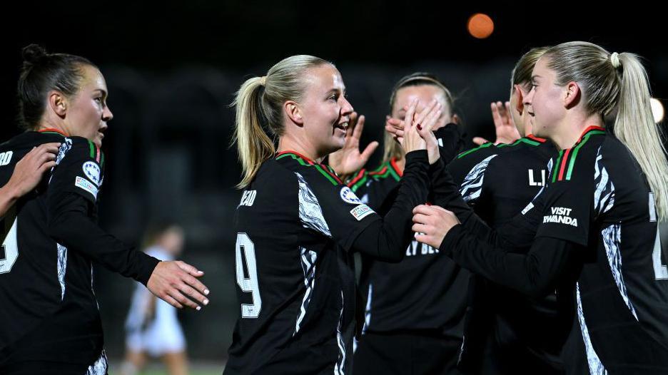 Beth Mead celebrates with her Arsenal team-mates after Arsenal score against Juventus