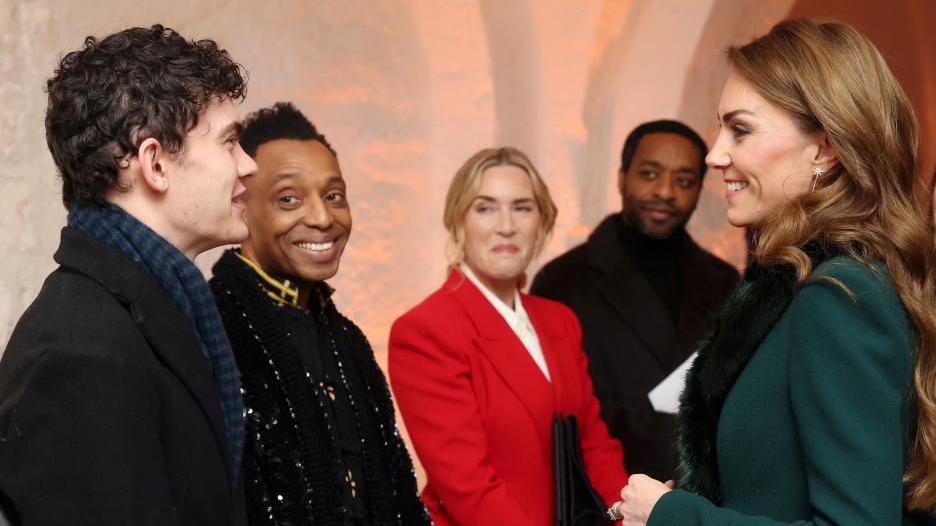 Catherine, Paul Gladstone Reid, Kate Winslet dhe Chiwetel Ejiofor e shikojnë Joe Locke dhe buzëqeshin ndërsa ai i flet princeshës.