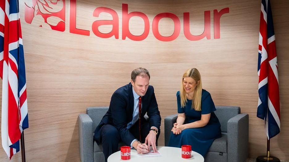 Dan Poulter with Ellie Reeves signing a Labour membership form