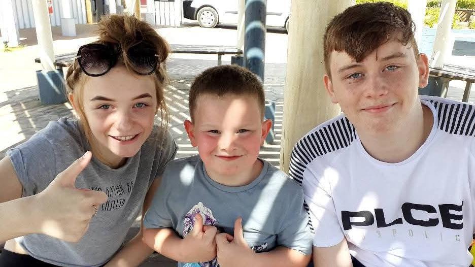 Efeilliaid Dylan - Faith a Malachai - a'u cefnder Morgan yn y canol