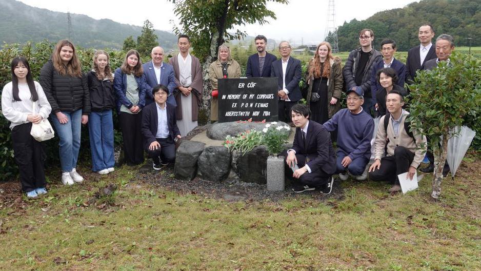 Ymweliad diweddar criw o Aberystwyth â chofeb Frank Evans yn Japan