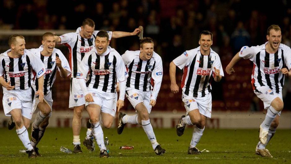 Dunfermline Athletic celebrate against Aberdeen in 2009