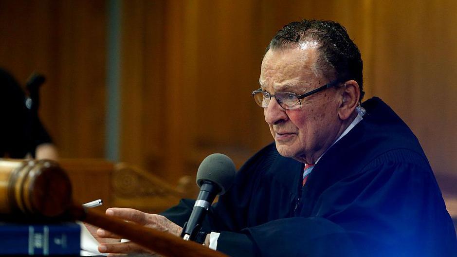 Frank Caprio: 'Nicest judge in the world' dies aged 88 - BBC News