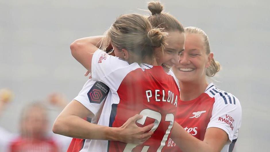 Vivianne Miedema scores for Arsenal