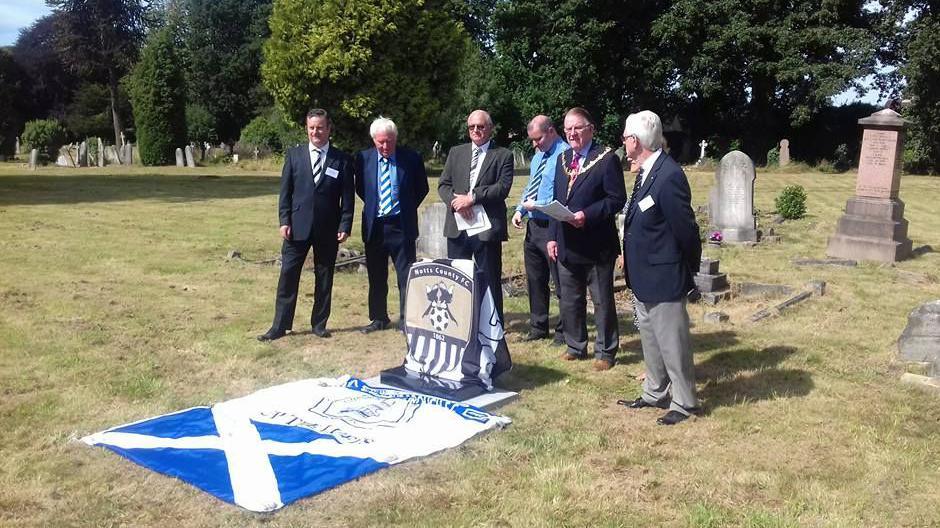 An image of Andy Black and Jimmy Willan alongside members of Loughborough council at a ceremony held in 2016