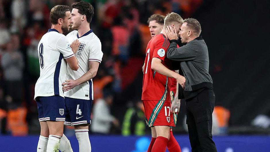 Craig Bellamy yn cysuro Jordan James ar ôl colli 3-0 yn erbyn Lloegr yn Wembley