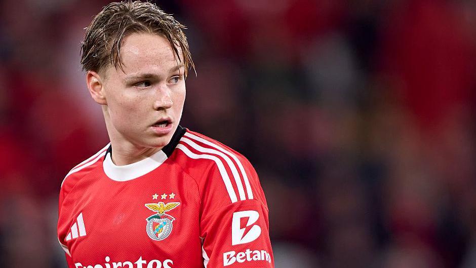 Andreas Schjelderup playing for Benfica