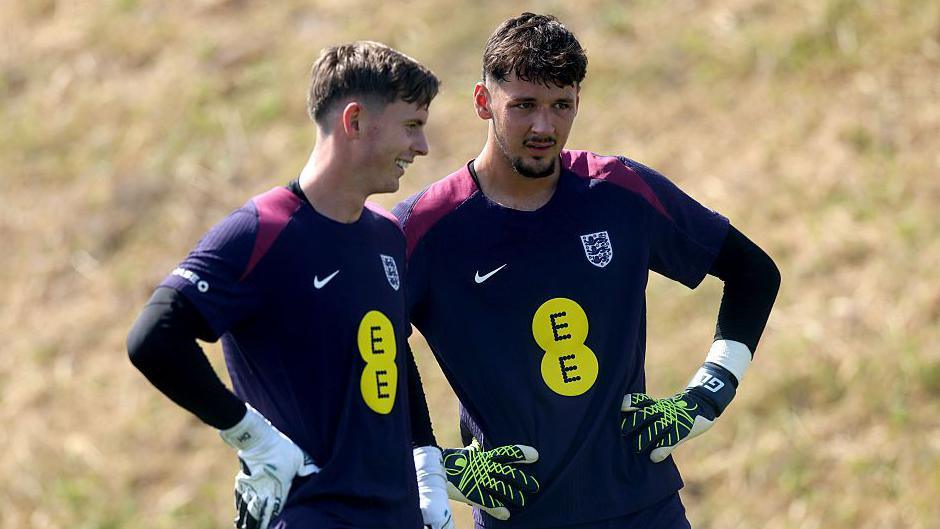 Dean Henderson (left) talking to James Trafford (right)