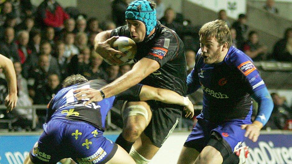 Justin Tipuric takes on the Dragons defence