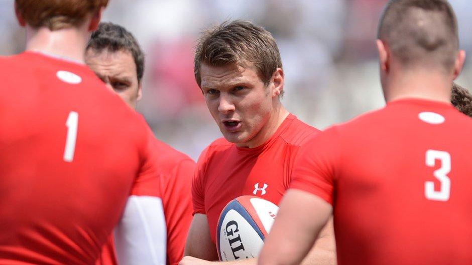 Dan Biggar issues instruction to team-mates during a training session