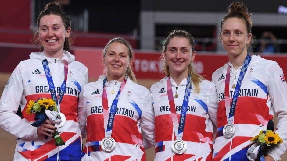 Neah Evans with her GB team pursuit fellow riders