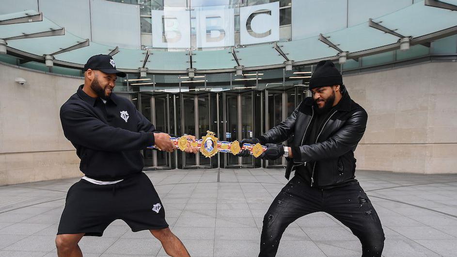 Frazer Clarke and Jeamie TKV play tug of warfare pinch nan British heavyweight title
