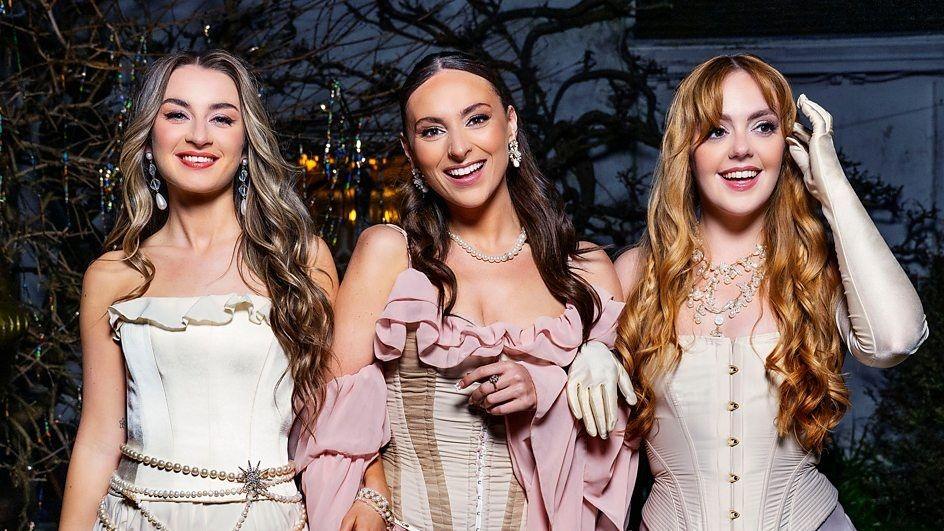 Remember Monday are three girls from Surrey who sing country-pop music. Their names are Charlotte, Holly and Lauren.