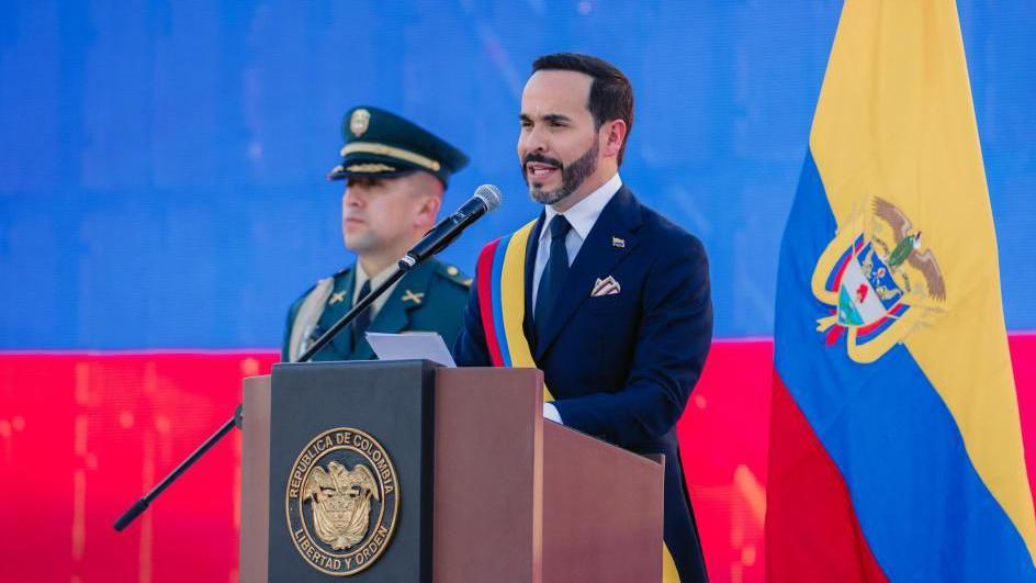 Abelardo de la Espriella delivers his first speech as the country's new president at the Pichincha Military Canton in Cali, Colombia, August 7, 2026. He is wearing a navy blue suit and the presidential sash in the red, blue and yellow colours of the Colombian flag. Behind him, a Colombian flag can be seen. The seal of the Republic of Colombia is emblazoned on the lectern. 