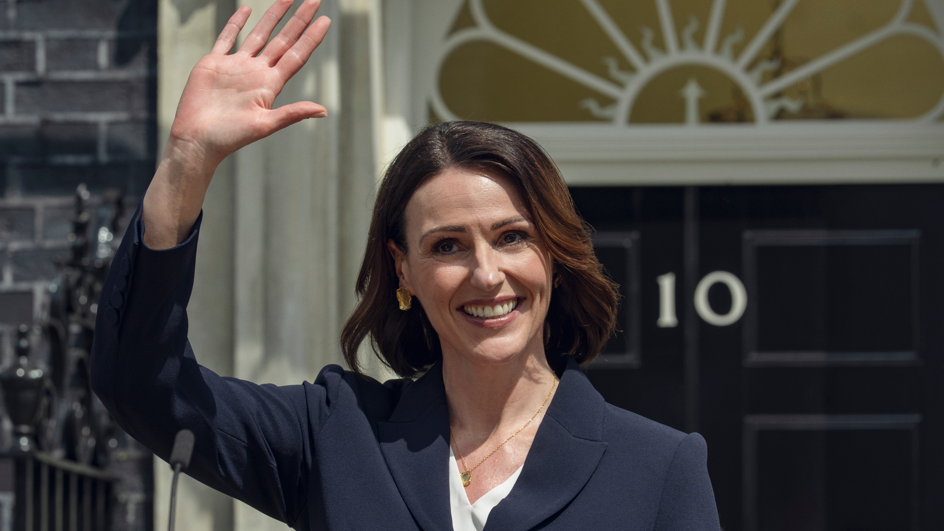 Suranne Jones as Abigail Dalton in Netflix's Hostage. She stands outside no10 downing street waving and smiling