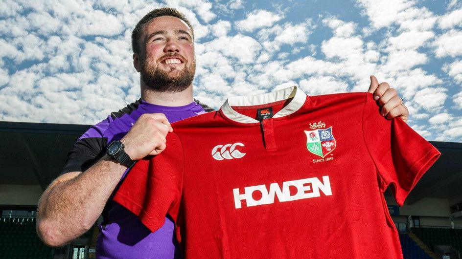 Zander Fagerson with a British & Irish Lions shirt