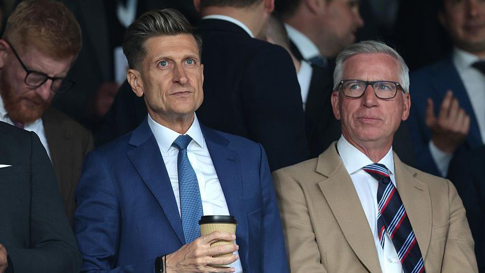 Steve Parish standing next to former manager Alan Pardew