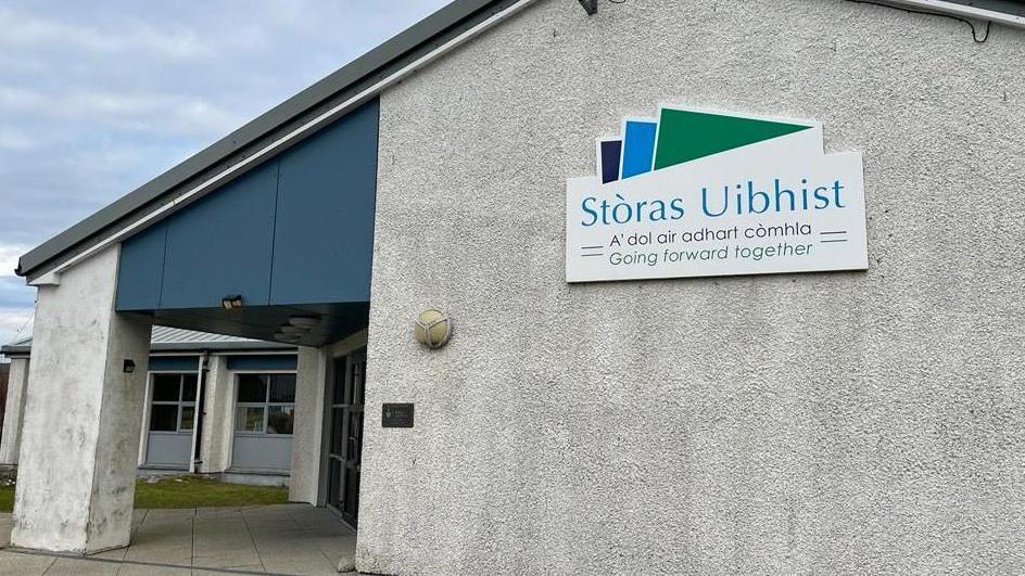 Oifis Stòras Uibhist