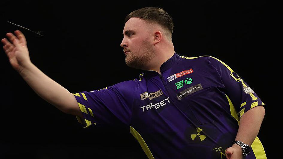 Luke Littler throws a dart