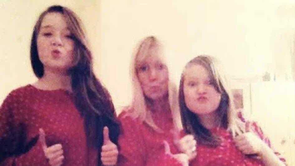 Y fam gyda'r ddwy ferch