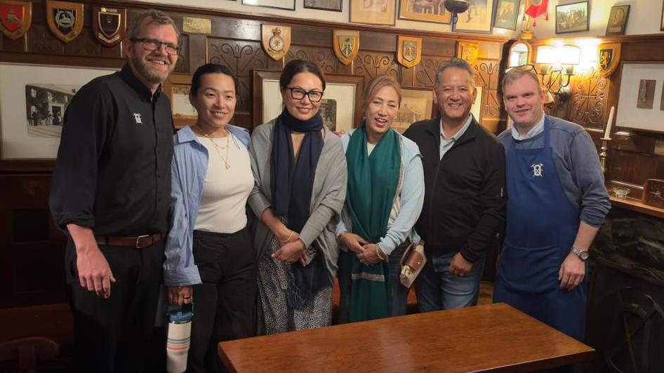 Nick a Rupert Pullee gyda Tashi Tenzing, ei wraig a'u ffrindiau